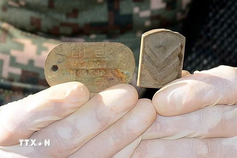 Tấm thẻ quân nhân và phù hiệu được tìm thấy cùng bộ hài cốt được cho là của một binh sỹ Hàn Quốc tử trận trong Chiến tranh Triều Tiên 1950-1953 tại Khu phi quân sự (DMZ) ở biên giới hai miền Triều Tiên, ngày 24/10 vừa qua. (Ảnh: Yonhap/TTXVN)
