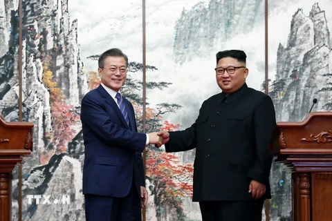 Tổng thống Hàn Quốc Moon Jae-in (trái) trong cuộc gặp thượng đỉnh với Nhà lãnh đạo Triều Tiên Kim Jong-un tại Bình Nhưỡng ngày 19/9 vừa qua. (Ảnh: THX/TTXVN)