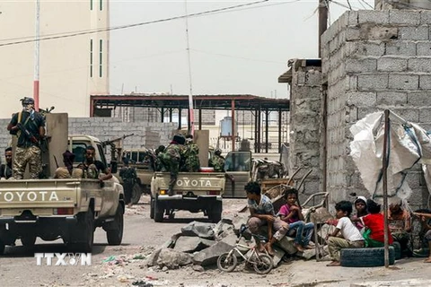 Các lực lượng Chính phủ Yemen do liên quân Arab hậu thuẫn tuần tra tại thành phố Aden. (Ảnh: AFP/TTXVN)