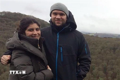 Công dân Anh Matthew Hedges (phải) và vợ Daniela Tejada. (Ảnh: AFP/TTXVN)