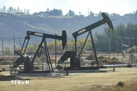 Giàn khoan hoạt động tại giếng dầu của Tập đoàn Chevron ở Bakersfield, California của Mỹ. (Ảnh: AFP/TTXVN)