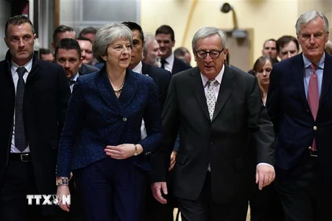 Chủ tịch Ủy ban châu Âu Jean-Claude Juncker (giữa) và Thủ tướng Anh Theresa May (trái) tại Brussels, Bỉ ngày 24/11. (Ảnh: AFP/TTXVN)