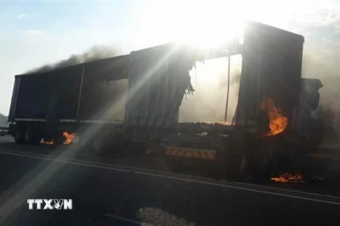 Hiện trường vụ tai nạn giao thông trên quốc lộ 1, tỉnh Limpopo, Nam Phi ngày 25/11. (Ảnh: EWN/TTXVN)