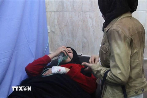 Điều trị cho nạn nhân bị thương sau một vụ tấn công ở Aleppo, Syria ngày 24/11. (Ảnh: THX/TTXVN)