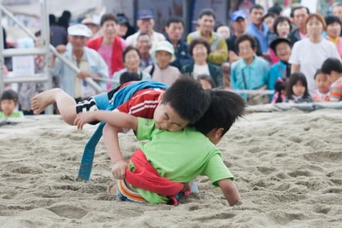 Trẻ em tham gia ssireum, đấu vật truyền thống hai miền Triều Tiên. (Nguồn: UNESCO)