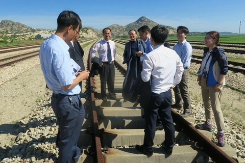 Các chuyên gia đường sắt hai miền Triều Tiên tiến hành kiểm tra chung một tuyến đường gần ga Kamho, tỉnh Kangwon vào ngày 20/7 vừa qua. (Nguồn: Bộ Thống nhất Hàn Quốc)