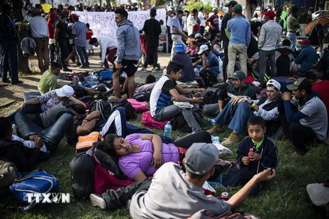 Người di cư Trung Mỹ tại khu vực biên giới giữa Mexicali, bang Baja California của Mexico và Calexico, California của Mỹ. (Ảnh: AFP/TTXVN)