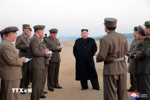 Nhà lãnh đạo Triều Tiên Kim Jong-un (giữa) thị sát buổi thử nghiệm một loại vũ khí chiến thuật tối tân tại bãi thử ở Viện Quốc phòng Triều Tiên. (Ảnh: Yonhap/TTXVN)