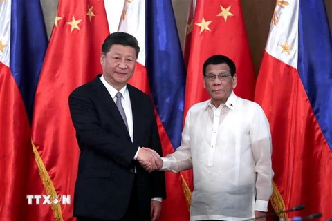 Tổng thống Philippines Rodrigo Duterte (phải) và Chủ tịch Trung Quốc Tập Cận Bình. (Ảnh: THX/TTXVN)