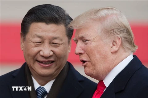 Chủ tịch Trung Quốc Tập Cận Bình (trái) đón Tổng thống Mỹ Donald Trump. (Ảnh: AFP/TTXVN)