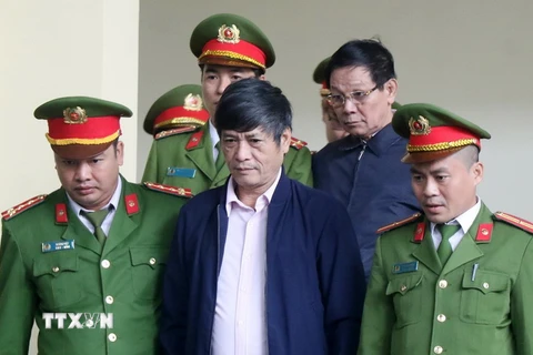 Bị cáo Nguyễn Thanh Hóa lĩnh án 10 năm tù, và Phan Văn Vĩnh lĩnh án 9 năm tù. (Ảnh: Trung Kiên/TTXVN)