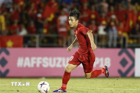 Phan Văn Đức đánh đầu nâng tỷ số cho Đội tuyển Việt Nam lên 2-1 vào đầu hiệp 2. (Ảnh: Hoàng Linh/TTXVN)