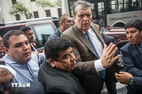 Cựu Tổng thống Peru Alan García (giữa) tới văn phòng công tố ở Lima ngày 15/11 vừa qua. (Ảnh: AFP/TTXVN)