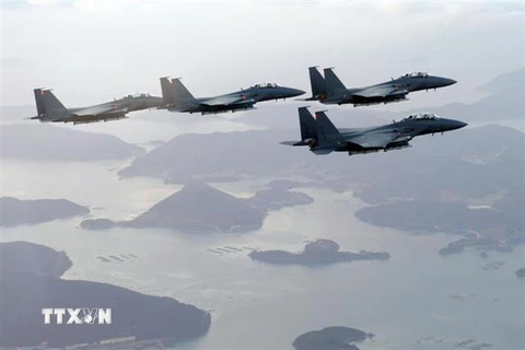 Hàn Quốc triển khai máy bay tiêm kích F-15K sau khi phát hiện máy bay Trung Quốc xâm phạm vùng nhận dạng phòng không Hàn Quốc, ngày 29/8 vừa qua. (Ảnh: EPA/TTXVN)