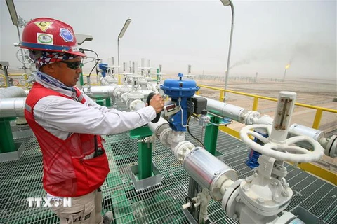 Công nhân vận hành ở cơ sở lọc dầu Hammar Mushrif tại giếng dầu khí Zubair ở tỉnh Basra, miền bắc Iraq. (Ảnh: AFP/TTXVN)