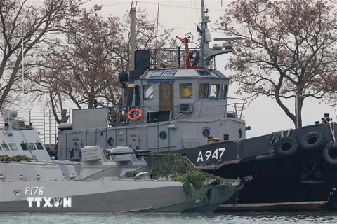 Các tàu hải quân Ukraine bị lực lượng tuần duyên Nga bắt giữ sau khi xâm phạm lãnh hải Nga ở Eo biển Kerch, ngày 26/11 vừa qua. (Ảnh: AFP/TTXVN)