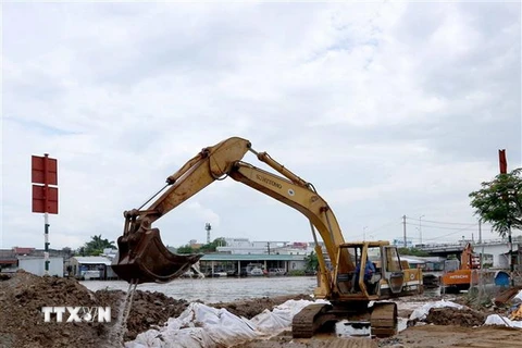 Dự án xây dựng bờ kè ven sông thuộc phường 7 và phường 8, thành phố Cà Mau do vốn ODA. (Ảnh: Kim Há/TTXVN)