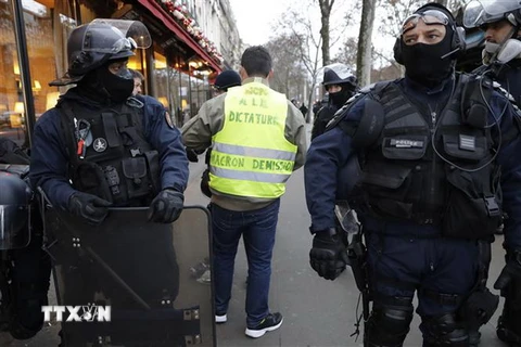 Cảnh sát chống bạo động được triển khai nhằm đối phó với người biểu tình "Áo vàng" gây bạo loạn tại Paris ngày 8/12. (Ảnh: AFP/TTXVN)