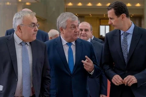 Tổng thống Syria Bashar al-Assad - bên phải, đặc phái viên Nga tại Syria Alexander Lavrentiev - ở giữa và Thứ trưởng Ngoại giao Nga Sergei Verchinen. (Nguồn: AFP/presstv)