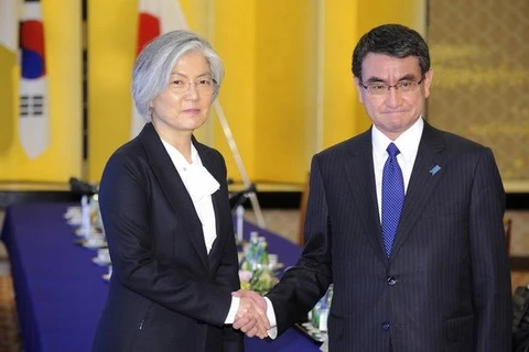 Ngoại trưởng Hàn Quốc Kang Kyung-wha và người đồng cấp Nhật Bản Taro Kono. (Nguồn: AP)