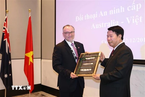 Tổng cục trưởng Tổng cục Chính sách Bộ Nội vụ Australia Marc Ablong tặng quà lưu niệm Thứ trưởng Bùi Văn Nam. (Ảnh: Sao Băng/TTXVN)