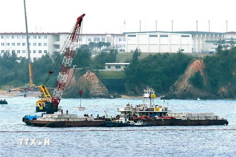 Cơ quan chức năng tiến hành san lấp đất phục vụ việc xây dựng cơ sở tái bố trí căn cứ quân sự Futenma của lính thủy đánh bộ Mỹ ở huyện ven biển Henoko, tỉnh Okinawa của Nhật Bản ngày 6/2/2017. (Ảnh: AFP/TTXVN)