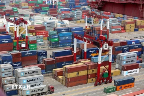Hàng hóa được xếp tại cảng ở Thanh Đảo, tỉnh Sơn Đông của Trung Quốc. (Ảnh: EPA-EFE/TTXVN)