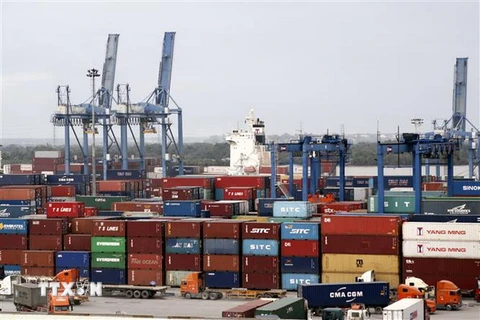 Các container phế liệu nằm rãi rác trong cảng Cát Lái. (Ảnh: Hoàng Hải/TTXVN)