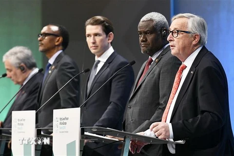 Chủ tịch Ủy ban châu Âu (EC) Jean-Claude Juncker - bên phải. (Ảnh: AFP/TTXVN)