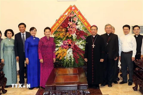 Chủ tịch Quốc hội Nguyễn Thị Kim Ngân đến thăm và chúc mừng Tòa Tổng Giám mục Thành phố Hồ Chí Minh. (Ảnh: Trọng Đức/TTXVN)