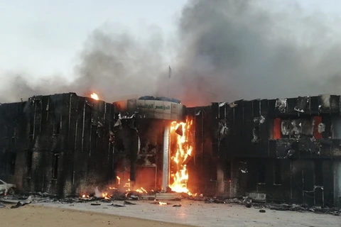 Văn phòng của đảng cầm quyền Sudan bốc cháy ở Atbara. (Nguồn: Twitter)