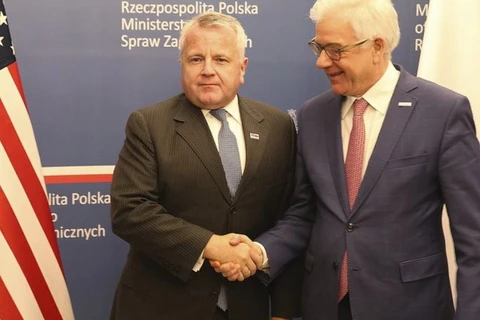Thứ trưởng Ngoại giao Mỹ John Sullivan và Ngoại trưởng Ba Lan Jacek Czaputowicz tại thủ đô Vacsava của Ba Lan ngày 19/12. (Nguồn: AP)