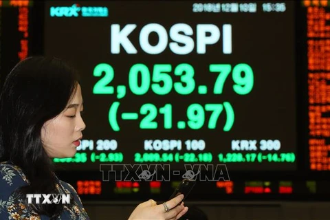 Bảng tỷ giá chứng khoán tại ngân hàng Hana, thủ đô Seoul của Hàn Quốc ngày 10/12 vừa qua. (Ảnh: Yonhap/TTXVN)