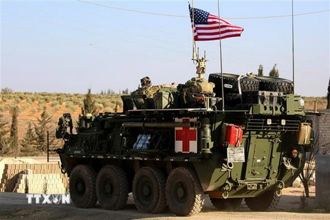 Xe quân sự Mỹ tới làng Yalanli, ngoại ô phía tây của thành phố miền Bắc Syria Manbij trong chiến dịch chống IS, ngày 5/3/2017. (Ảnh: AFP/TTXVN)