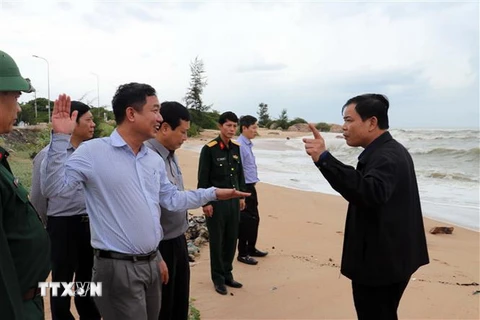 Bộ trưởng Nguyễn Xuân Cường và đoàn kiểm tra thực tế tại một điểm xung yếu ven biển Bà Rịa-Vũng Tàu. (Ảnh: Đoàn Mạnh Dương/TTXVN)