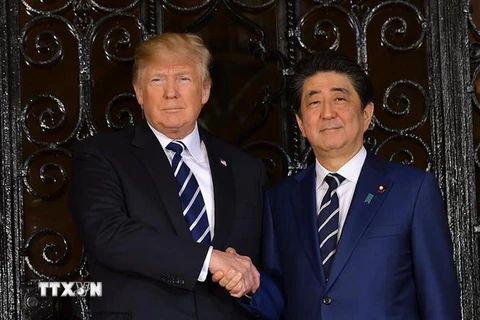 Thủ tướng Nhật Bản Shinzo Abe (phải) và Tổng thống Mỹ Donald Trump tại một cuộc gặp ở Florida của Mỹ. (Ảnh: AFP/TTXVN)