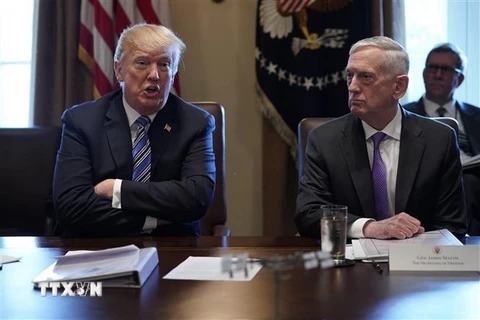 Bộ trưởng Quốc phòng Mỹ James Mattis (phải) trong một cuộc họp nội các do Tổng thống Donald Trump (trái) chủ trì tại Nhà Trắng. (Ảnh: AFP/TTXVN)