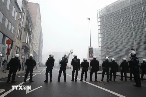 Cảnh sát ở thủ đô Brussels của Bỉ. (Ảnh: THX/TTXVN)