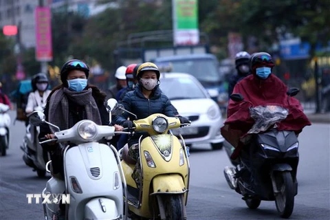 Người dân Hà Nội chuẩn bị sẵn áo ấm để chống rét, phố Tân Mai, Hà Nội. (Ảnh: Danh Lam/TXVN)