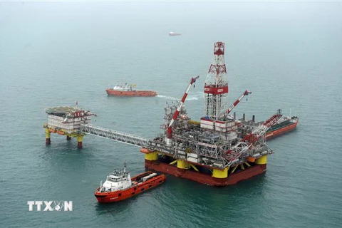 Giàn khoan dầu LSP-1 của Tập đoàn LUKOIL của Nga tại giếng dầu Korchagin trên biển Caspi. (Ảnh: AFP/TTXVN)