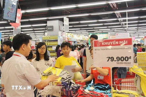 Các hệ thống bán lẻ tại Thành phố Hồ Chí Minh với nhiều chương trình khuyến mãi. (Ảnh: Mỹ Phương/TTXVN)