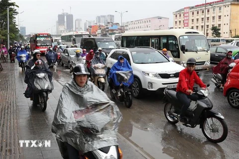 Các phương tiện tham gia giao thông gặp nhiều khó khăn trên tuyến đường Phạm Văn Đồng, quận Cầu Giấy, Hà Nội. (Ảnh: Lâm Khánh/TTXVN)