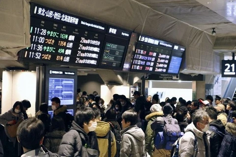 Mọi người tập trung tại ga JR Tokyo ngày 30/12, vì các tàu cao tốc Tohoku và Yamagata Shinkansen bị trì hoãn do sự cố, ảnh hưởng đến du khách trong mùa lễ cuối năm. (Nguồn: Kyodo)