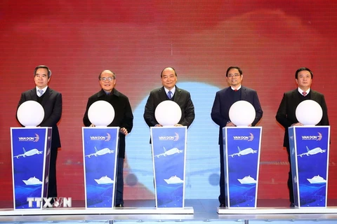 Thủ tướng Nguyễn Xuân Phúc và các đại biểu thực hiện nghi thức khai trương. (Ảnh: Thống Nhất/TTXVN)