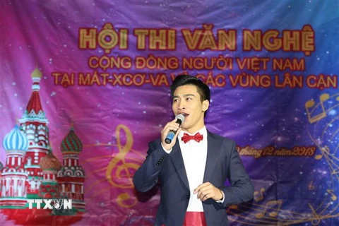 Thí sinh Nguyễn Khắc Hòa, giải nhất đơn ca nam. (Ảnh: Hồng Quân/TTXVN)