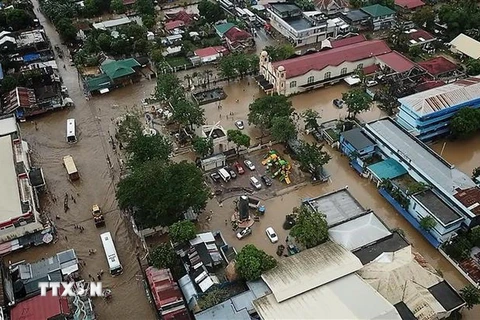 Cảnh ngập lụt tại thị trấn Baao, tỉnh Camarines Sur, Philippines, ngày 30/12. (Ảnh: AFP/TTXVN)