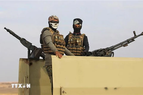 Đơn vị bán vũ trang Iraq gác gần thành phố Qaim, giáp giới Syria ngày 11/11 vừa qua. (Ảnh: AFP/TTXVN) 