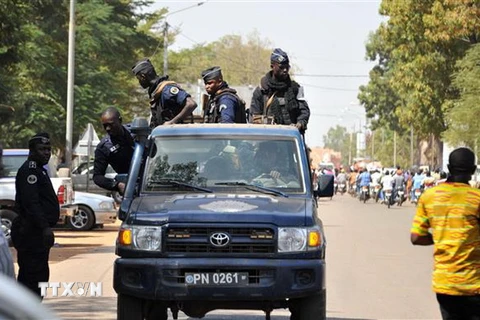 Cảnh sát Burkina Faso tuần tra tại Ouagadougou. (Ảnh: AFP/TTXVN)