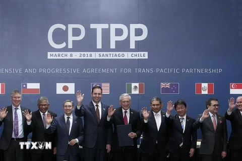 Bộ trưởng Bộ Công Thương Việt Nam Trần Tuấn Anh (phải) cùng đại diện các nước tham gia lễ ký Hiệp định CPTPP ở Santiago của Chile, ngày 8/3/2018. (Ảnh: AFP/TTXVN)