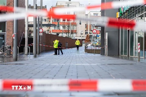 Cảnh sát phong tỏa hiện trường vụ lao xe vào đám đông ở trung tâm thành phố Bottrop, miền Tây Đức ngày 1/1. (Ảnh: AFP/TTXVN)